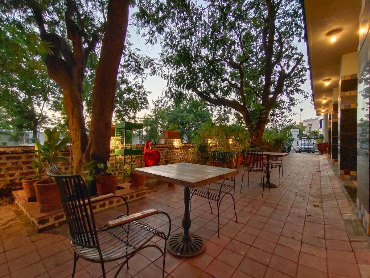 Bougainvilla Apartment Surate Extérieur photo