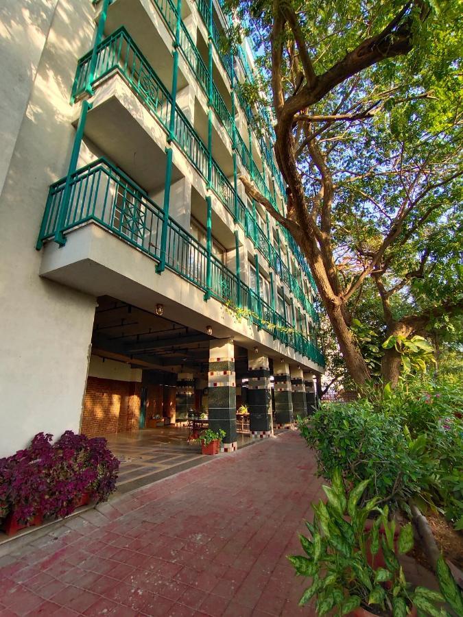 Bougainvilla Apartment Surate Extérieur photo